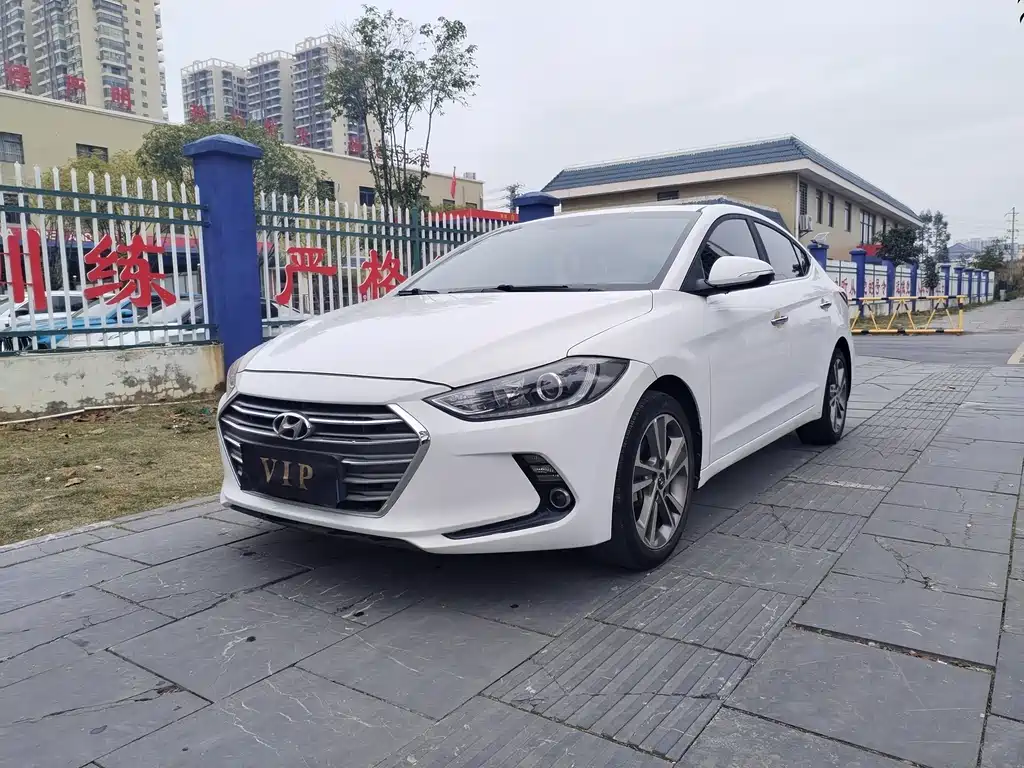 Hyundai Elantra 2017 — фото 1