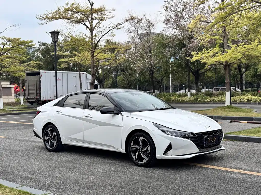 Hyundai Elantra 2023 — фото 3