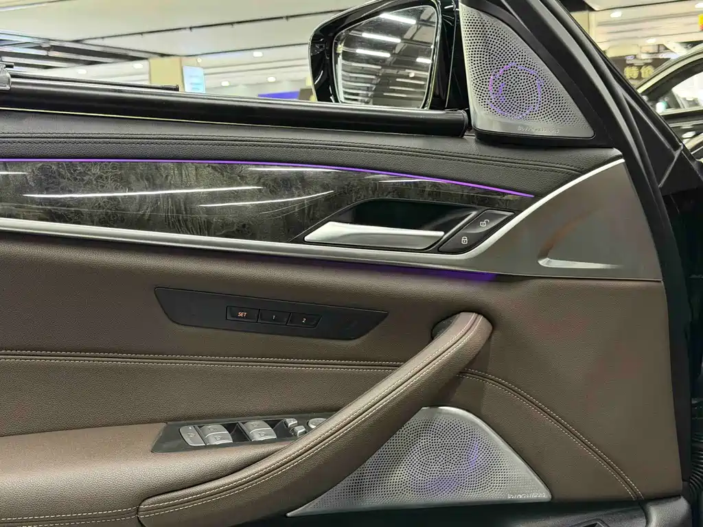 BMW 5 Series 2019 — фото 11