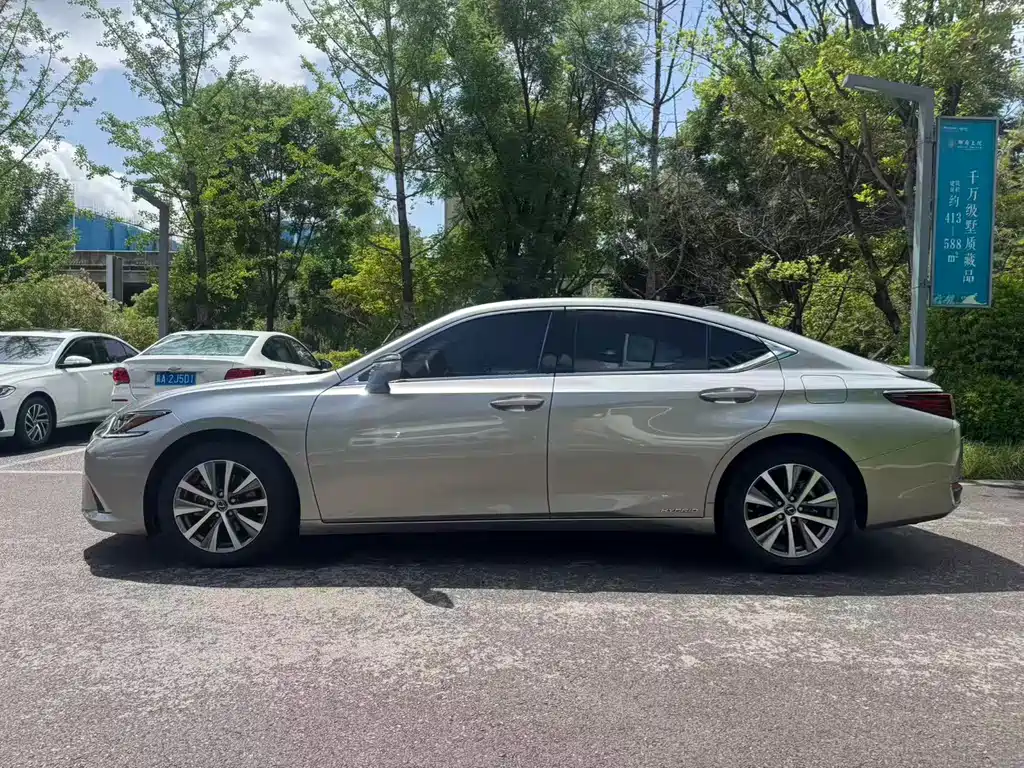 Lexus ES 2020 — фото 19