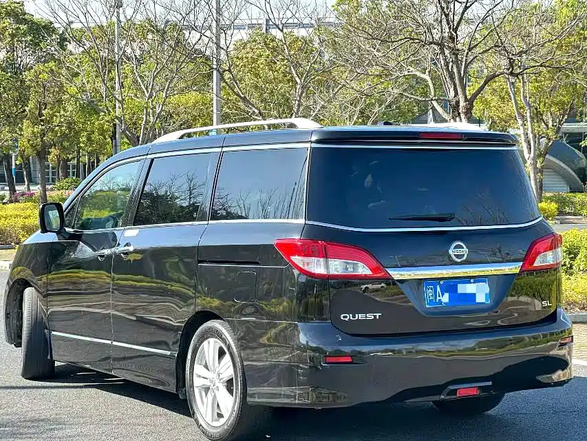 Nissan Quest 2018 — фото 8