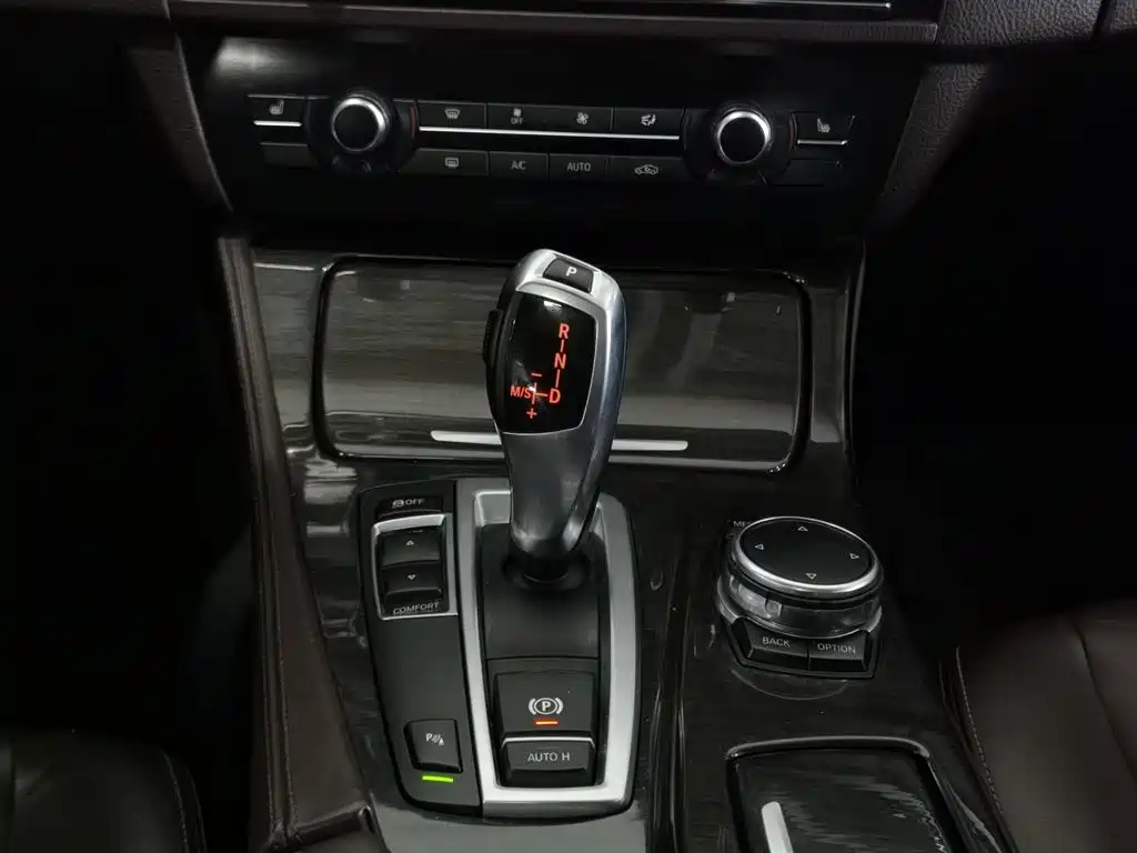 BMW 5 Series 2016 — фото 13
