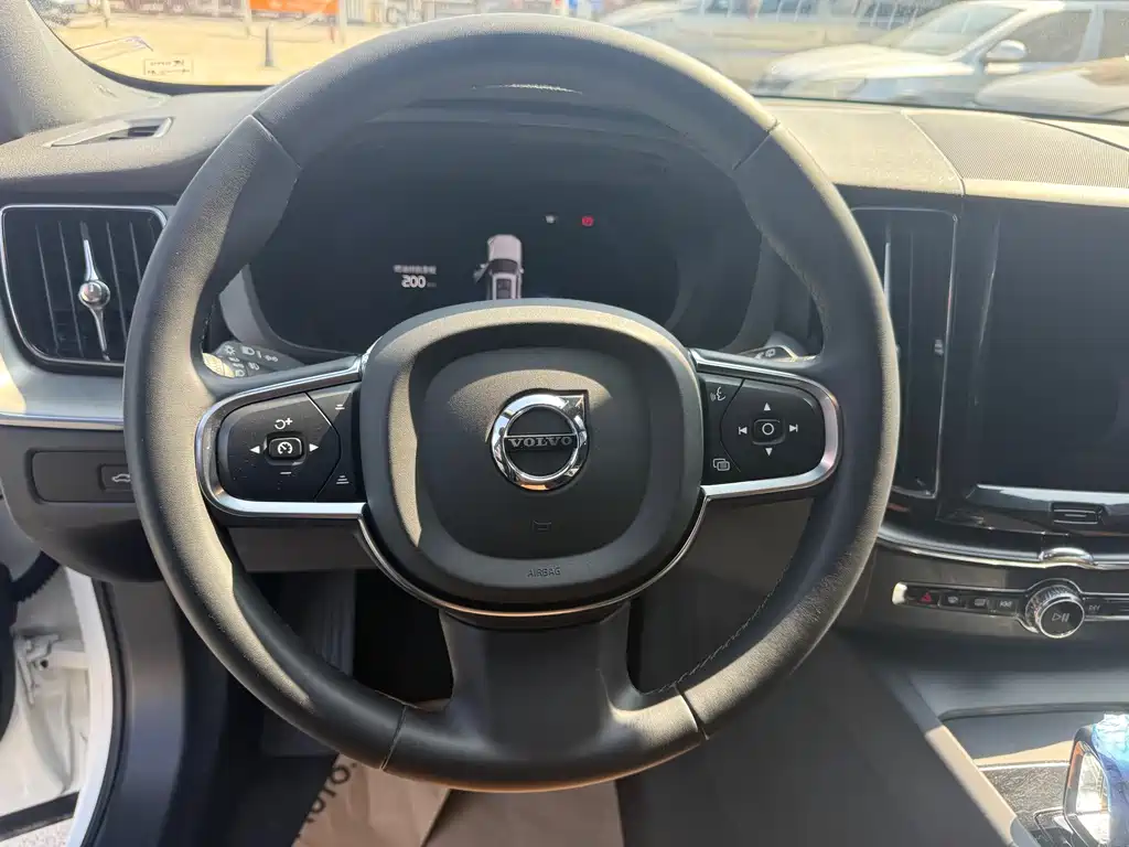Volvo XC60 2023 — фото 10