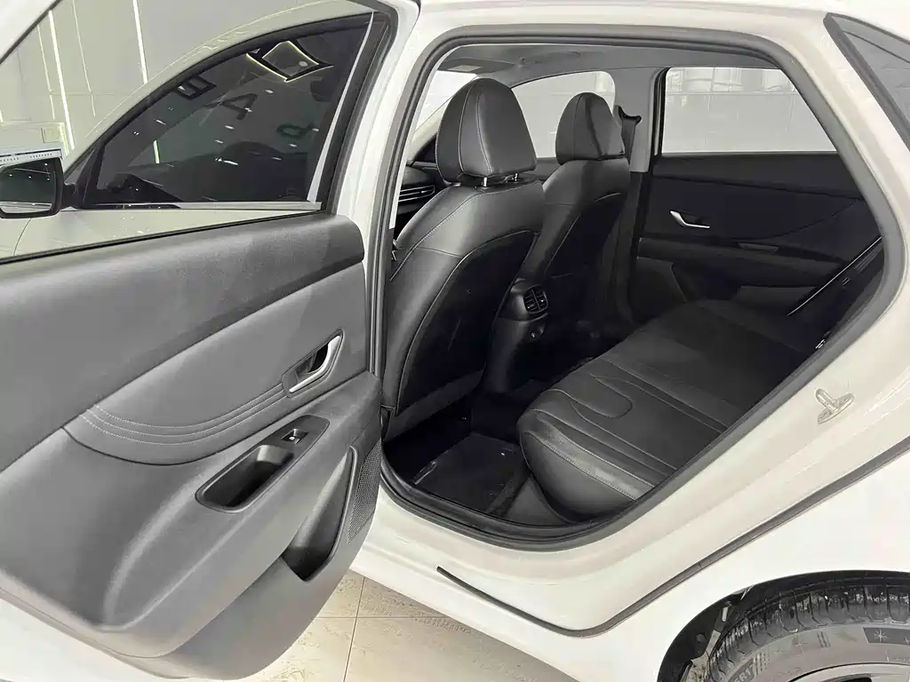 Hyundai Elantra 2023 — фото 11