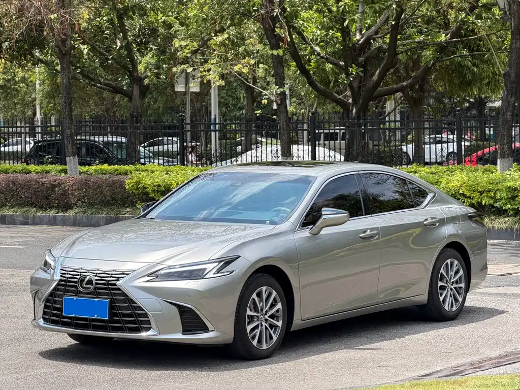 Lexus ES 2025