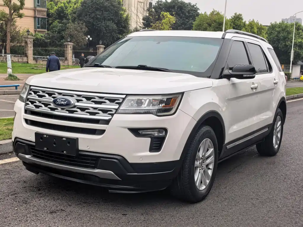 Ford Explorer 2019 — фото 1