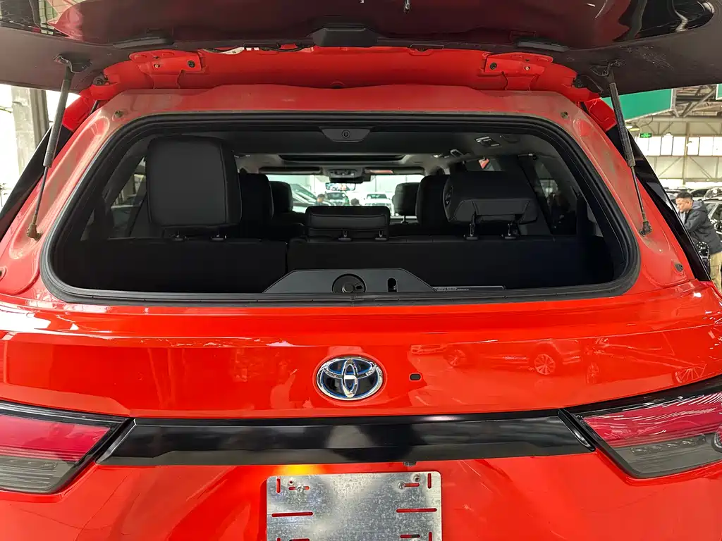 Toyota Sequoia 2023 — фото 16