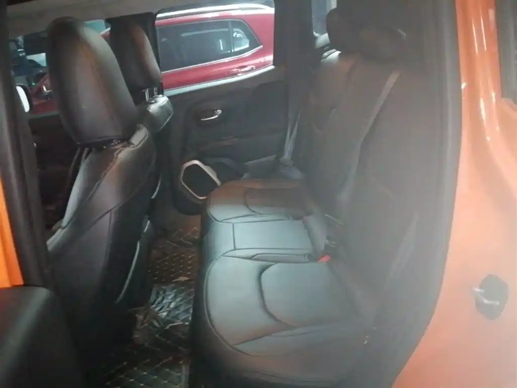 Jeep Renegade 2017 — фото 17
