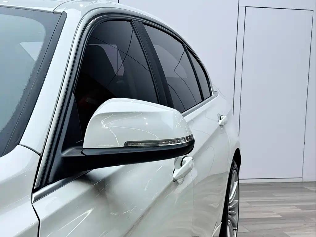BMW 3 Series 2018 — фото 24