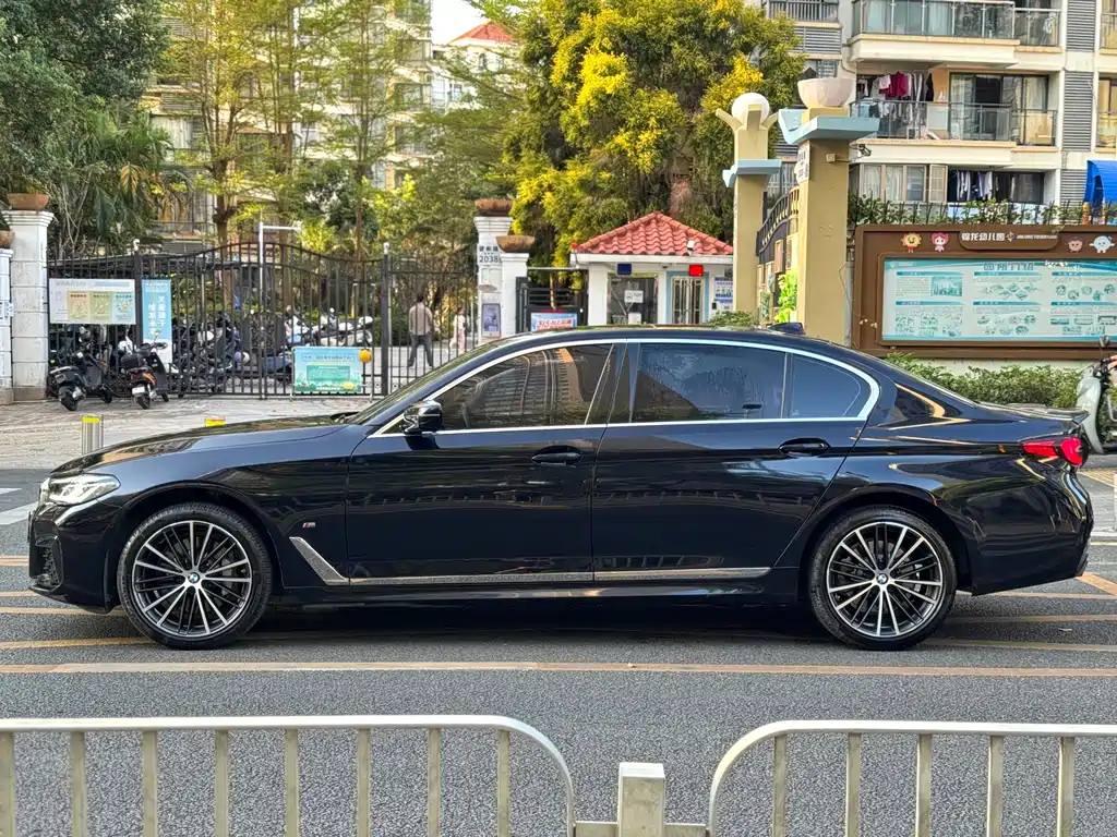 BMW 5 Series 2023 — фото 16