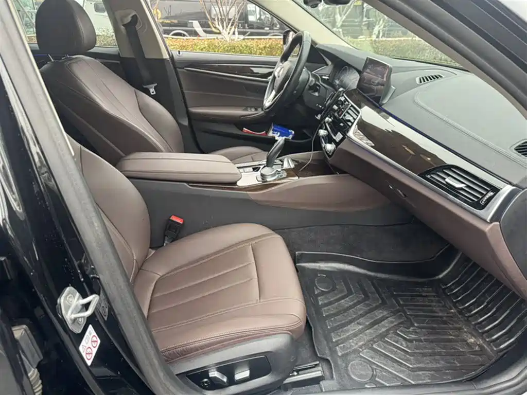 BMW 5 Series 2019 — фото 11