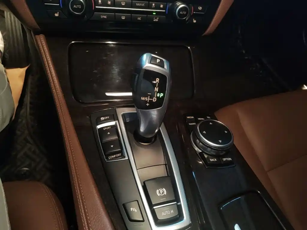 BMW 5 Series 2015 — фото 14
