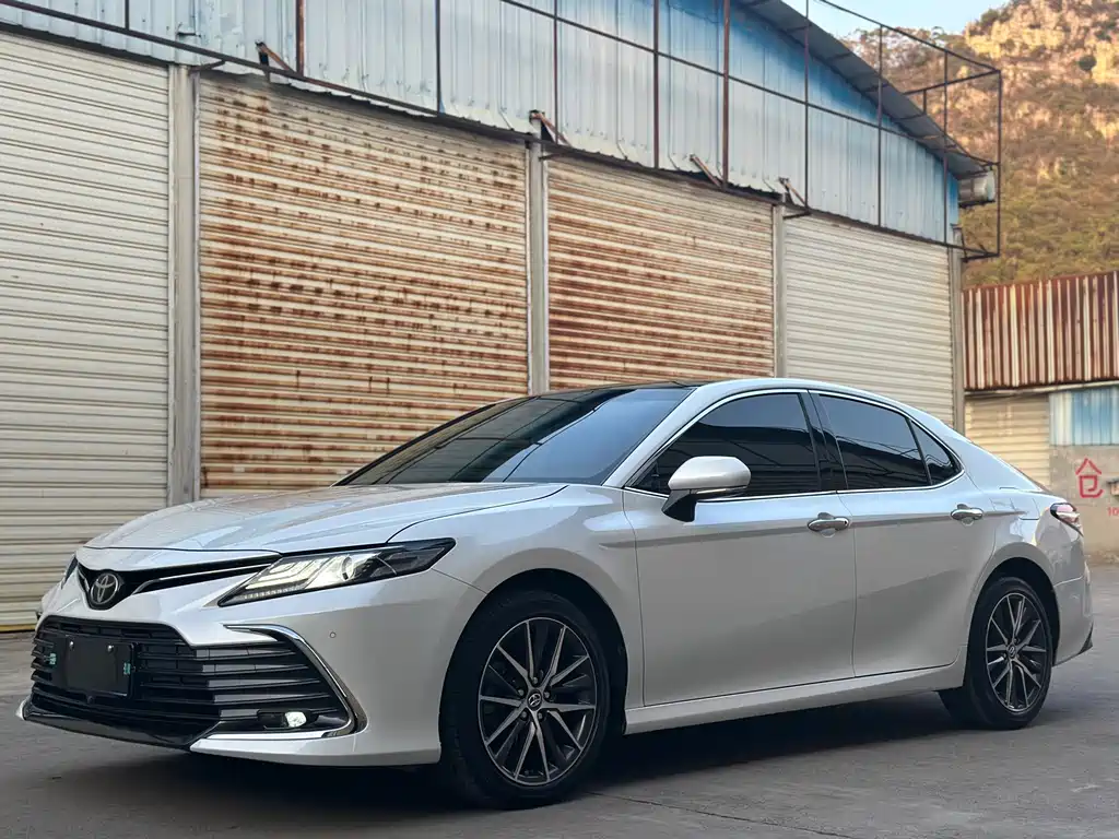 Toyota Camry 2023 — фото 1