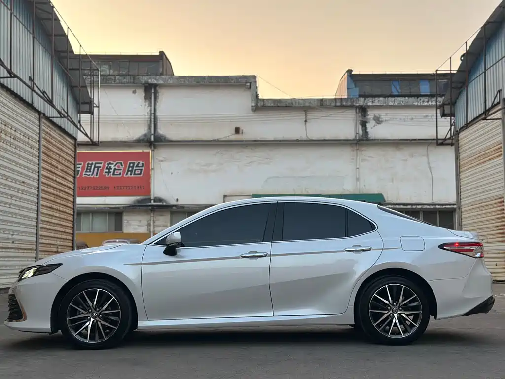 Toyota Camry 2023 — фото 4