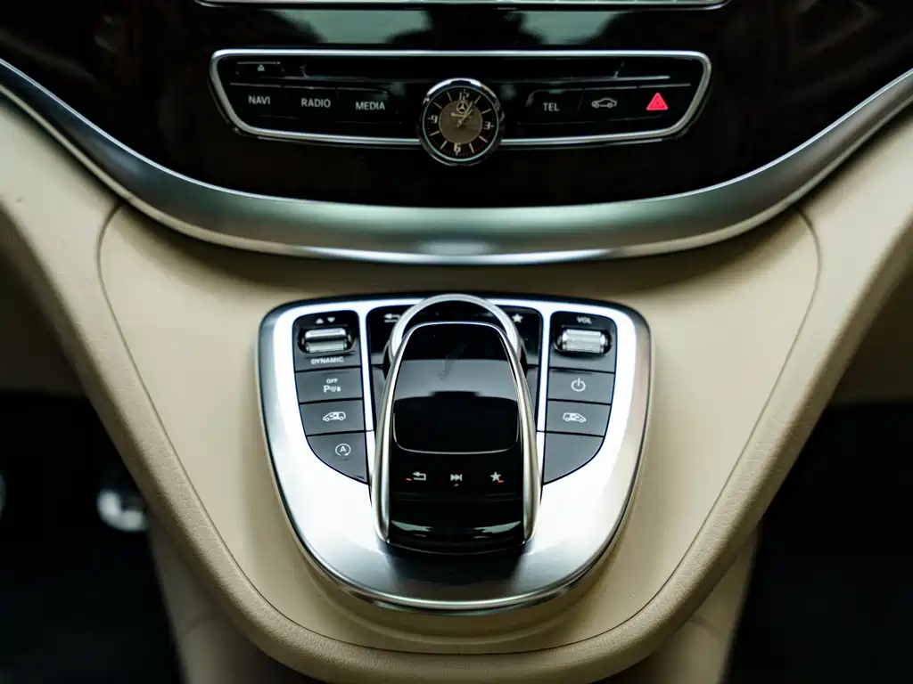 Mercedes-Benz V-Class 2018 — фото 12