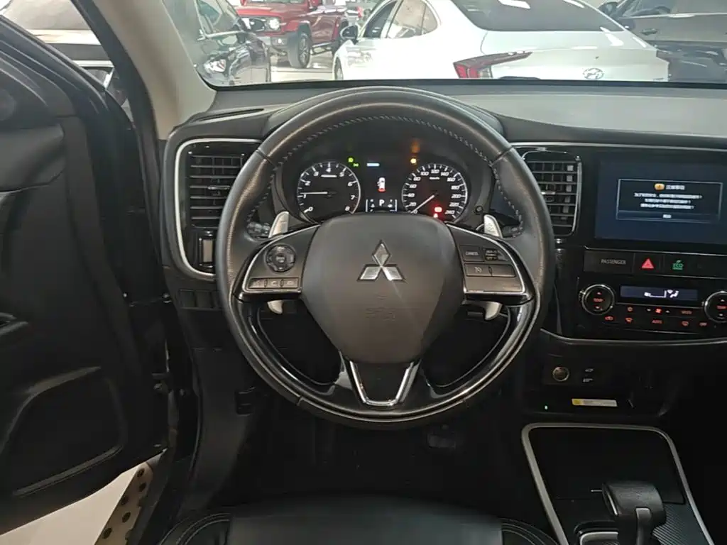 Mitsubishi Outlander 2020 — фото 11