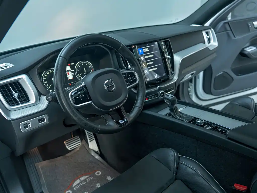 Volvo XC60 2018 — фото 6