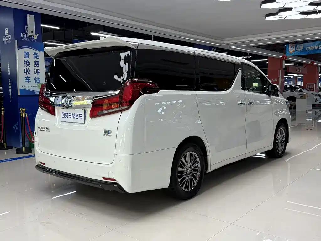 Toyota Alphard 2023 — фото 19