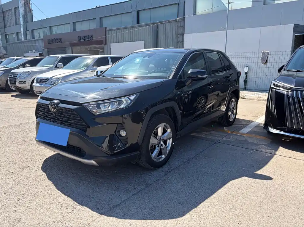 Toyota RAV4 2021 — фото 1
