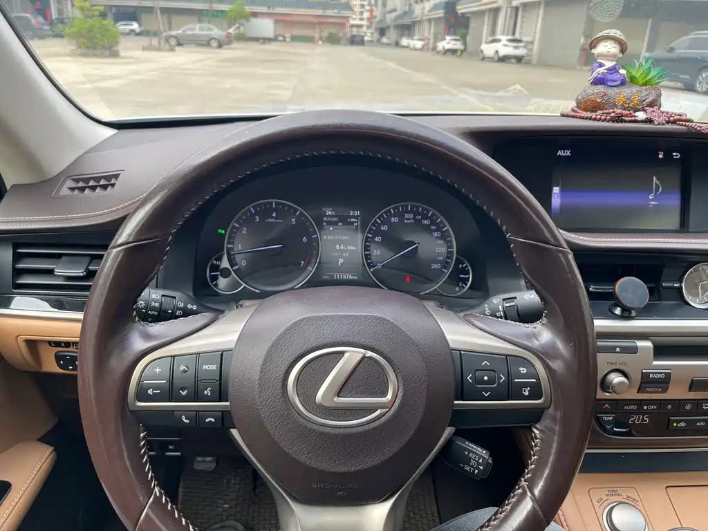 Lexus ES 2018 — фото 8