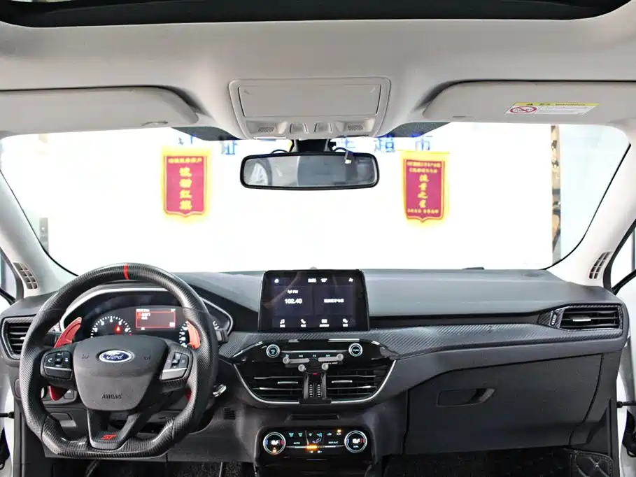 Ford Focus 2018 — фото 11