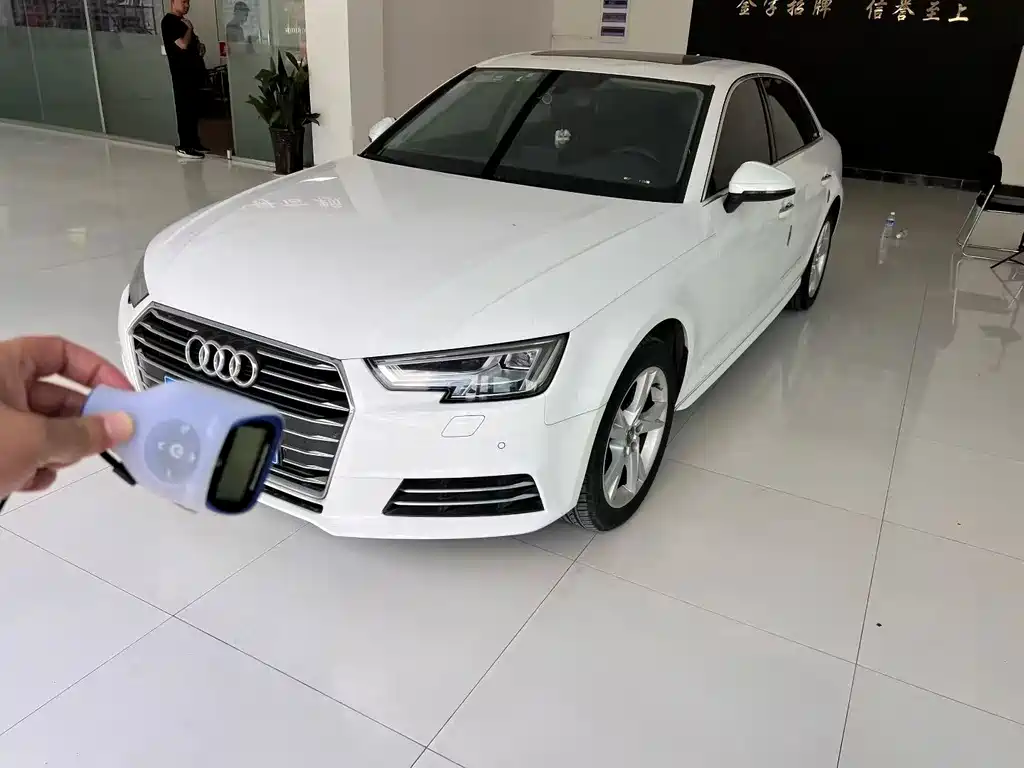 Audi A4L 2018 — фото 1