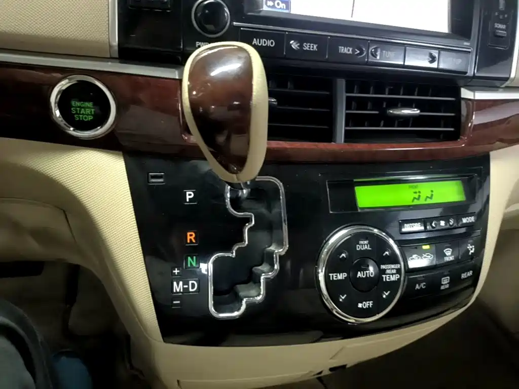Toyota Previa 2015 — фото 14