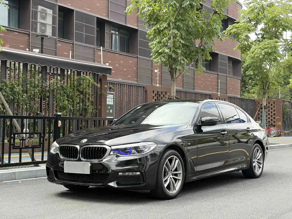 BMW 5 Series 2018 — фото 1