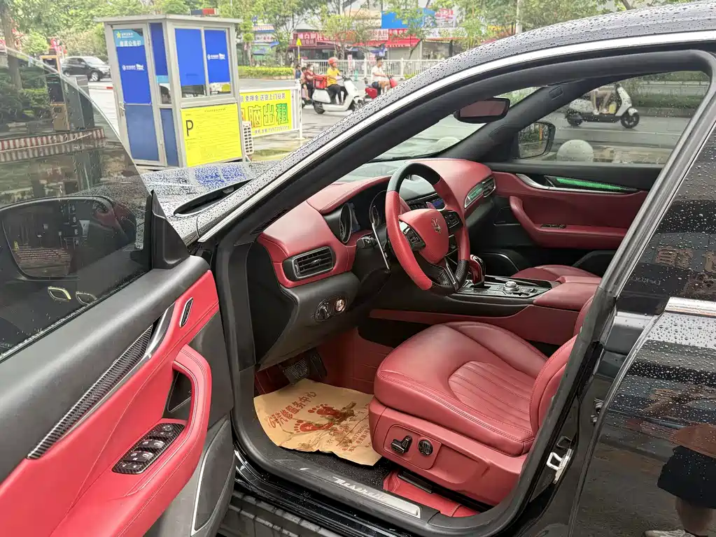 Maserati Levante 2017 — фото 10