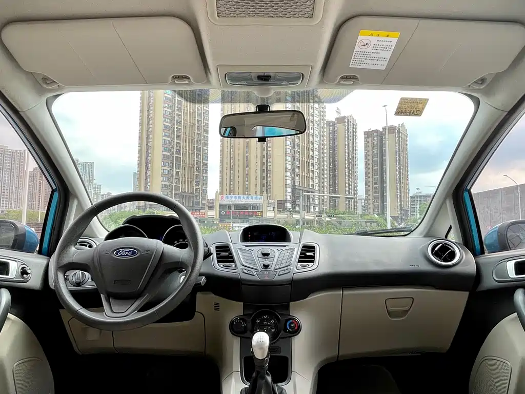 Ford Fiesta 2013 — фото 16