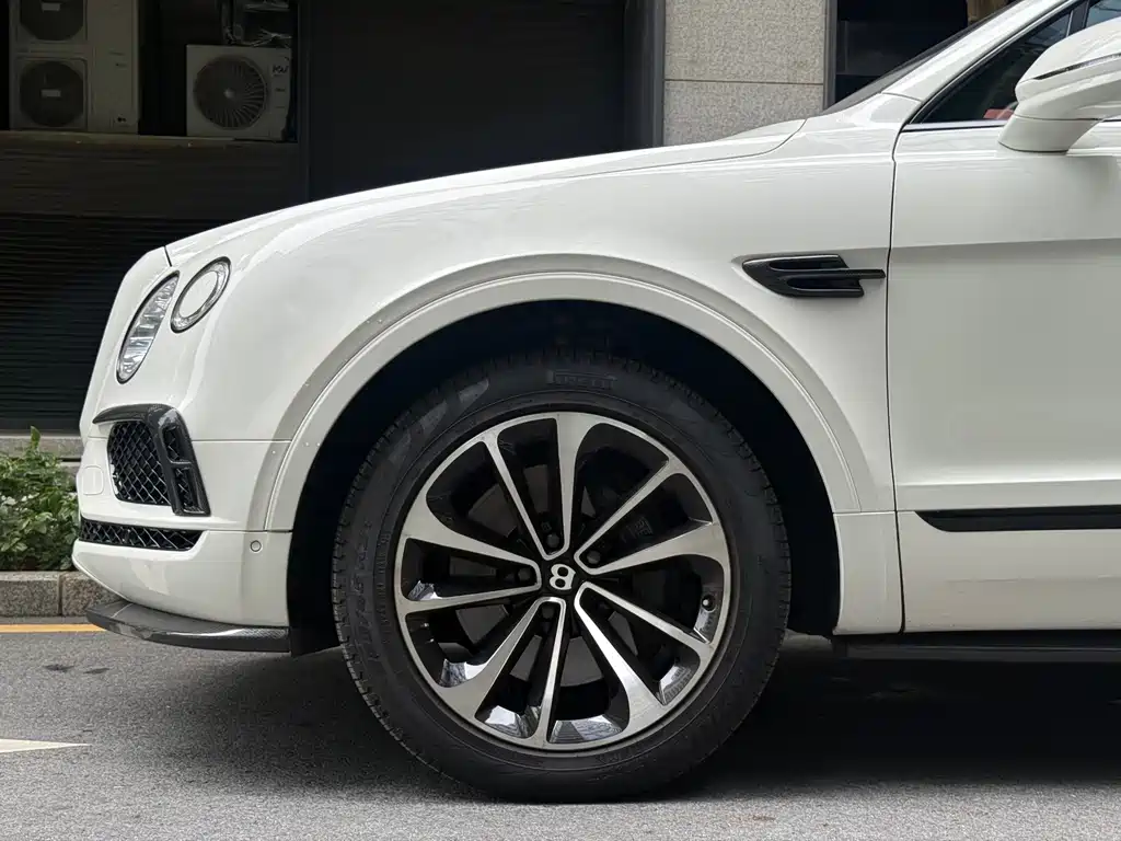 Bentley Bentayga 2016 — фото 21