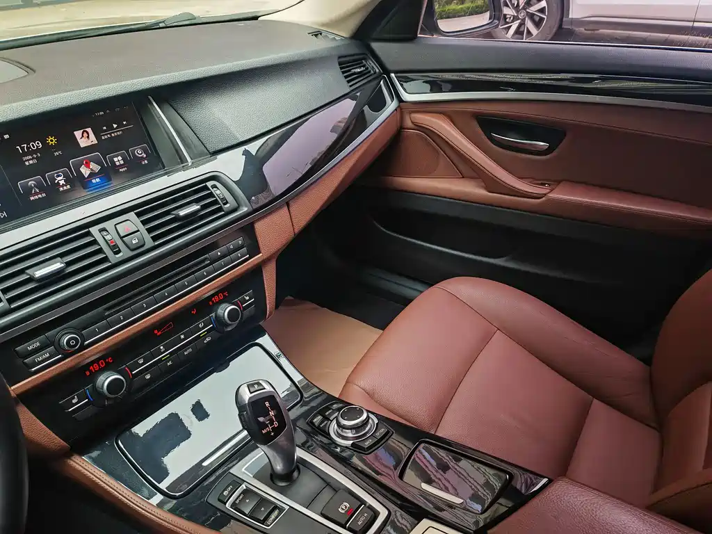 BMW 5 Series 2017 — фото 12