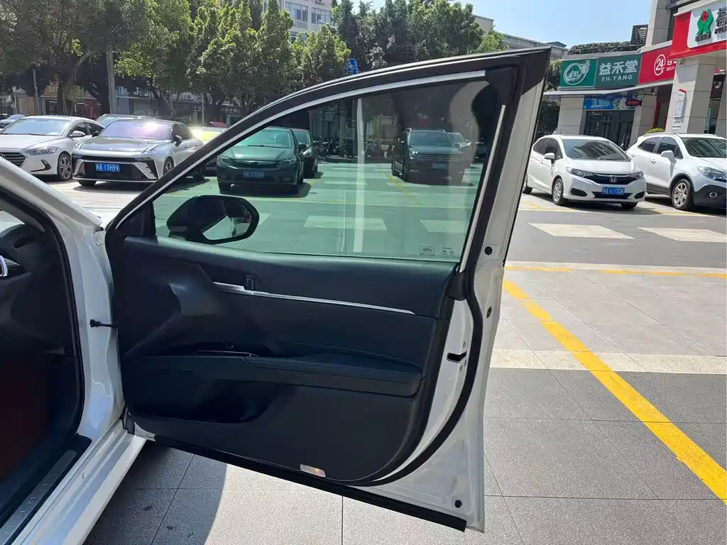 Toyota Camry 2019 — фото 27