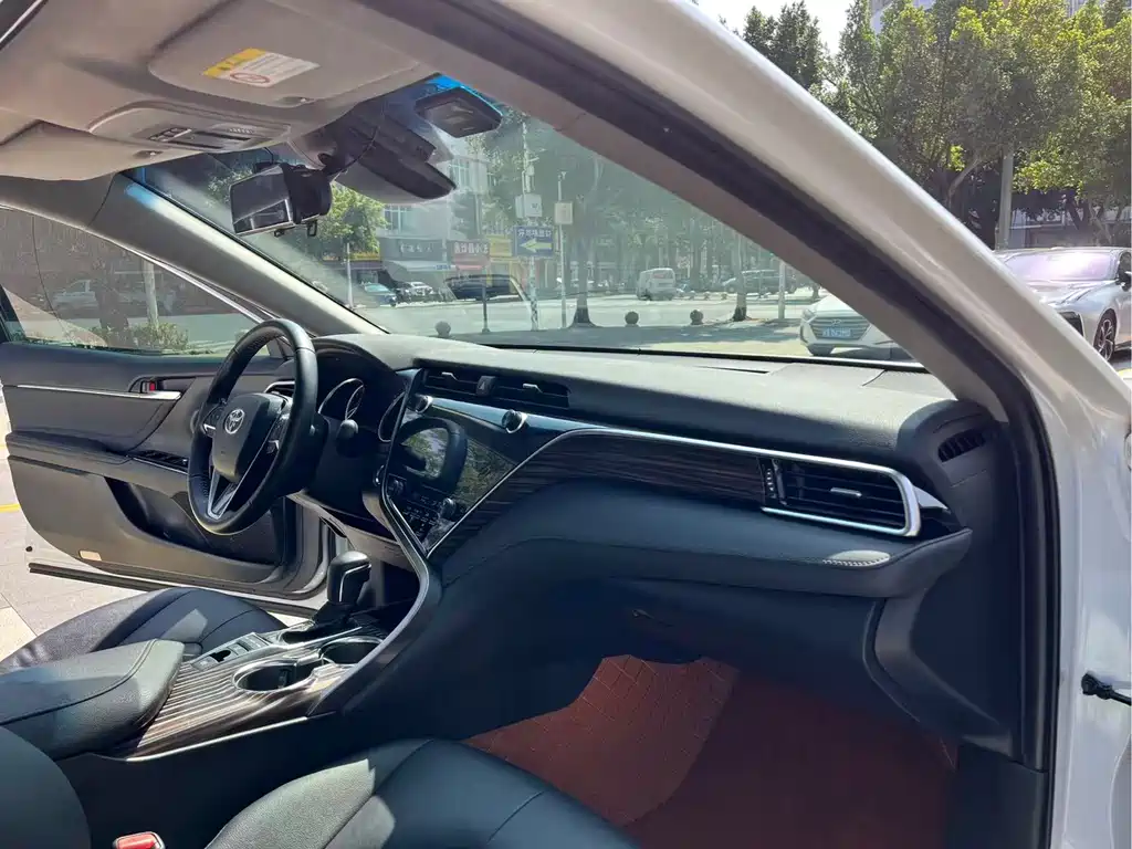 Toyota Camry 2019 — фото 28