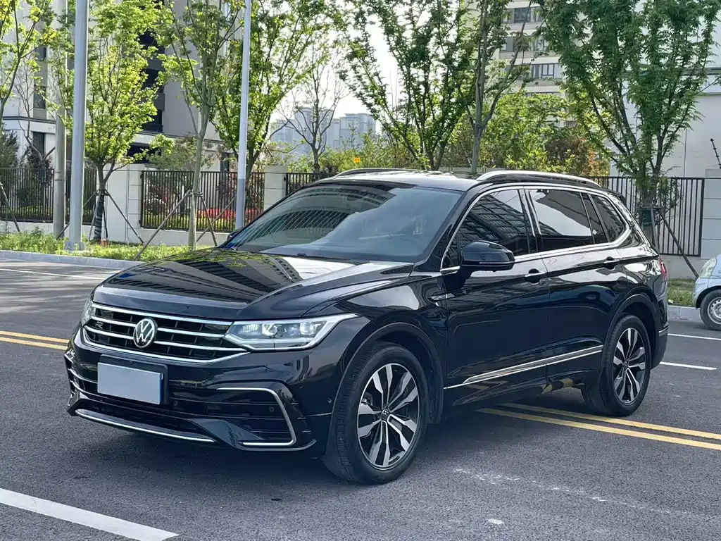 Volkswagen Tiguan L 2022 — фото 1