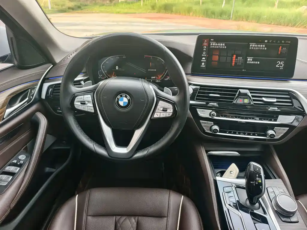 BMW 5 Series 2021 — фото 12