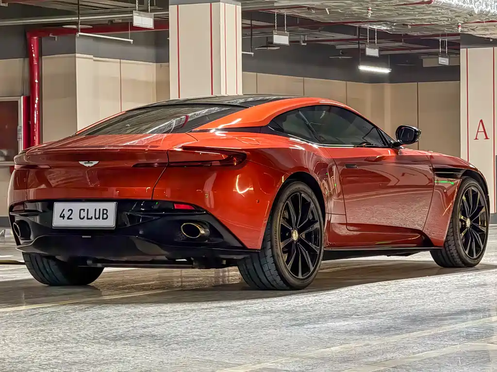 Aston Martin DB11 2019 — фото 9