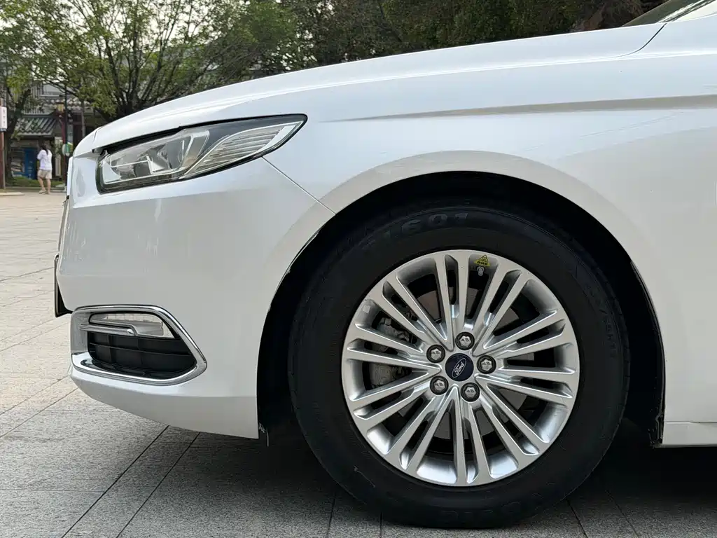 Ford Taurus 2017 — фото 18
