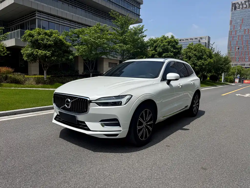 Volvo XC60 2021 — фото 1