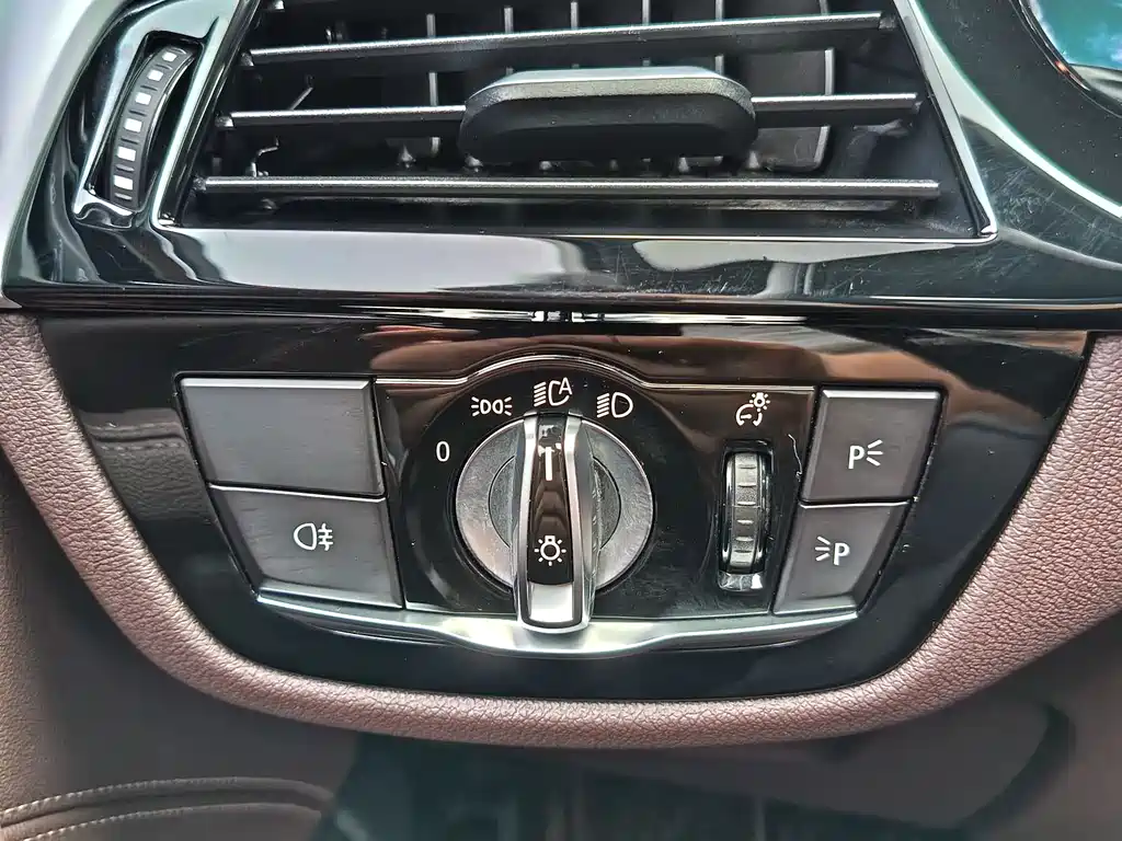 BMW 5 Series 2019 — фото 17
