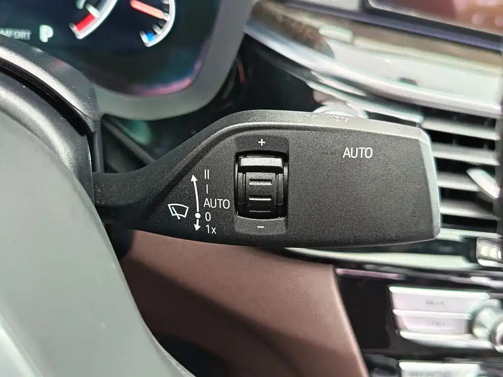 BMW 5 Series 2019 — фото 16