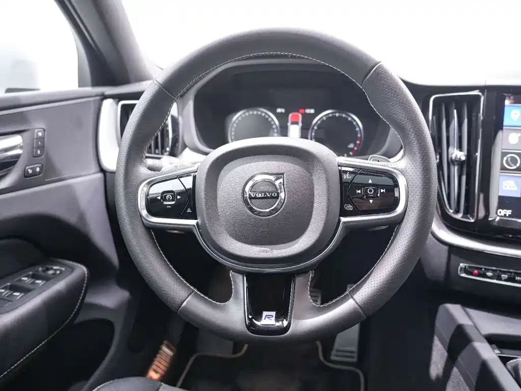Volvo XC60 2019 — фото 16