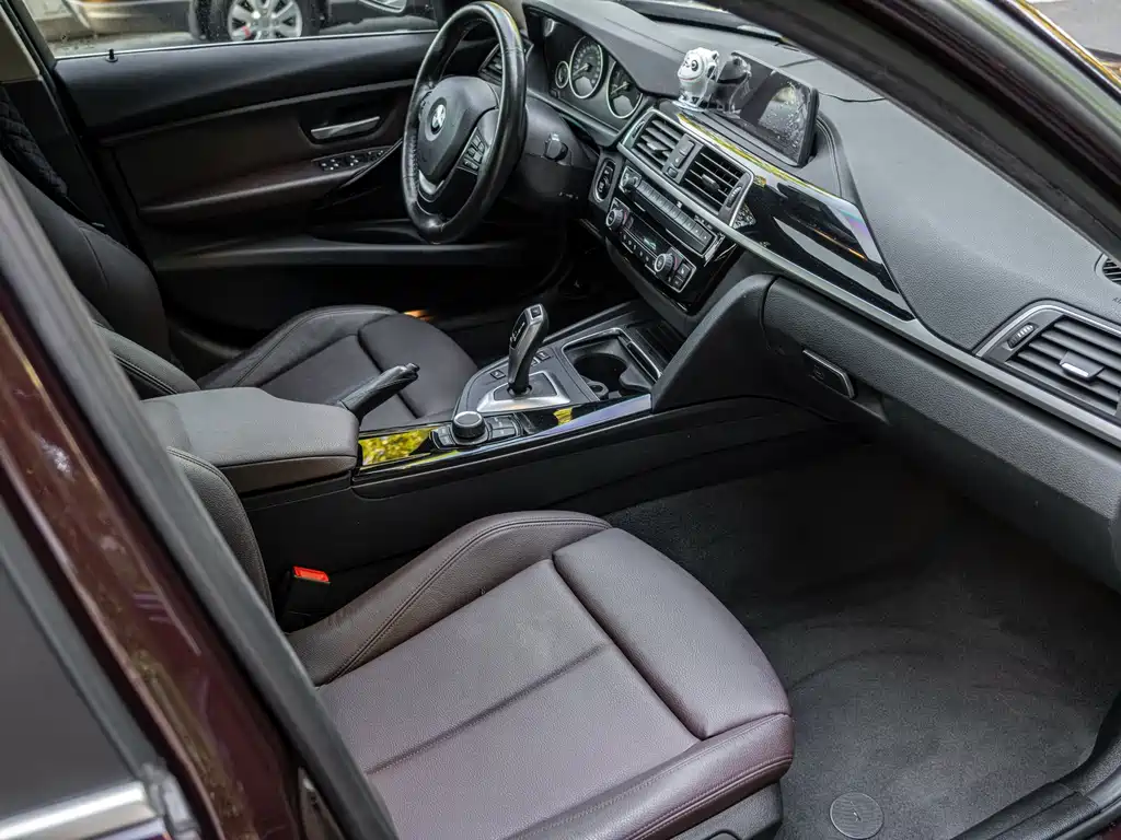 BMW 3 Series 2018 — фото 14