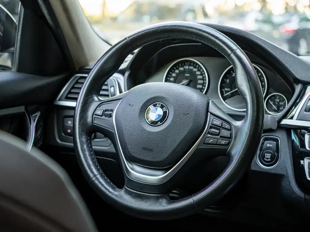 BMW 3 Series 2018 — фото 11