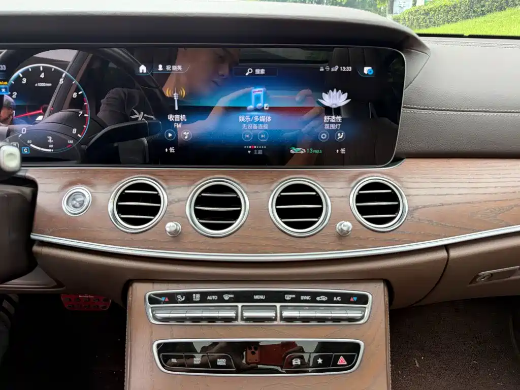 Mercedes-Benz E-Class 2023 — фото 9