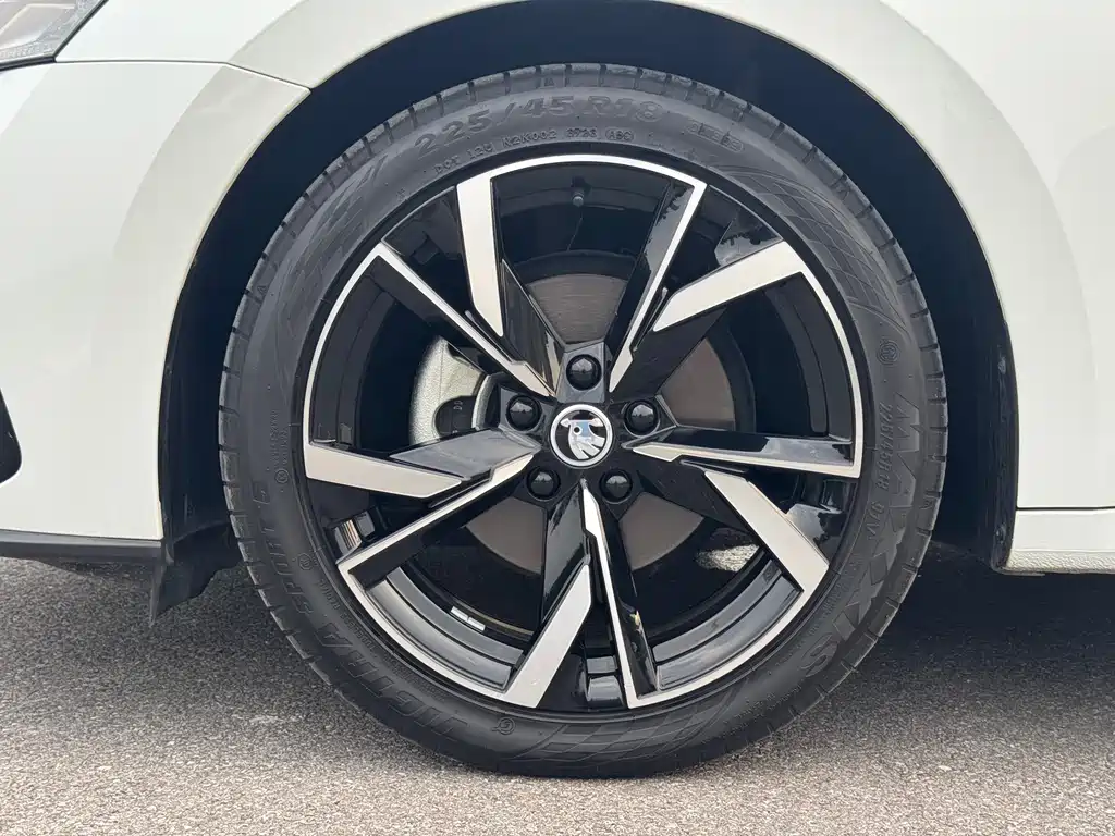 Skoda Octavia 2023 — фото 16