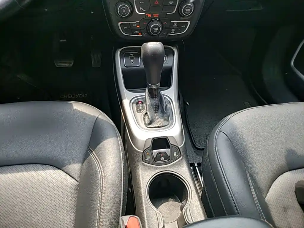 Jeep Compass 2017 — фото 11