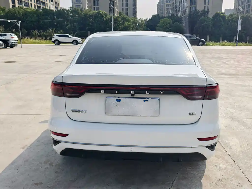 Geely Emgrand 2022