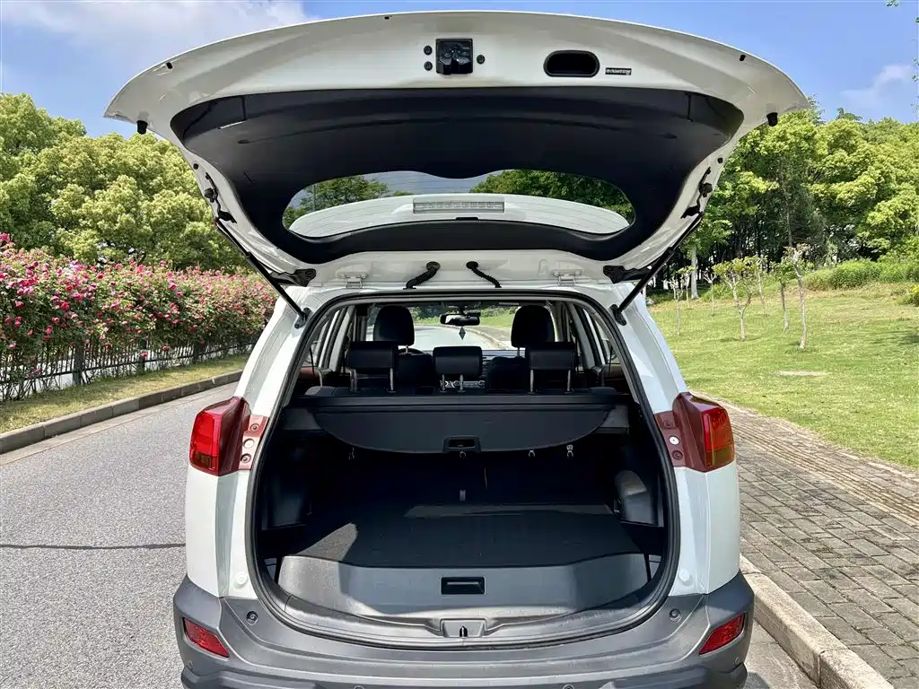 Toyota RAV4 2015 — фото 8