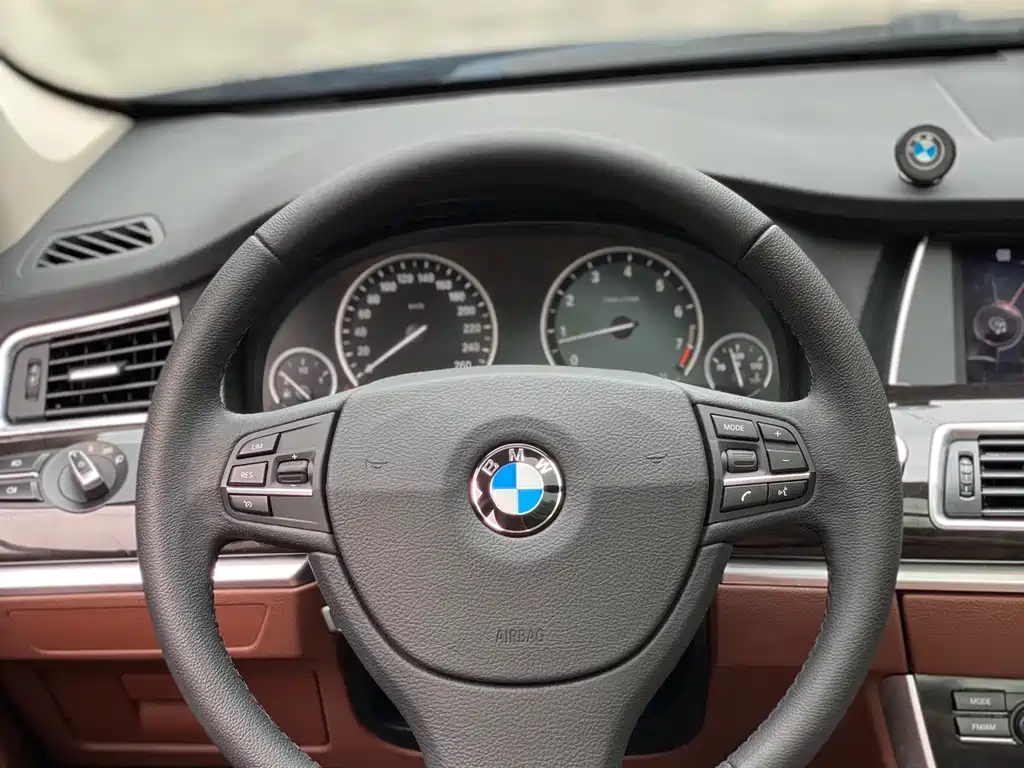 BMW 5 Series GT 2017 — фото 19